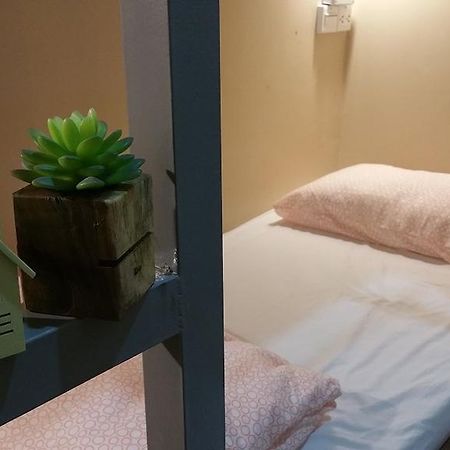 Green Home Hostel And Massage Бангкок Екстер'єр фото