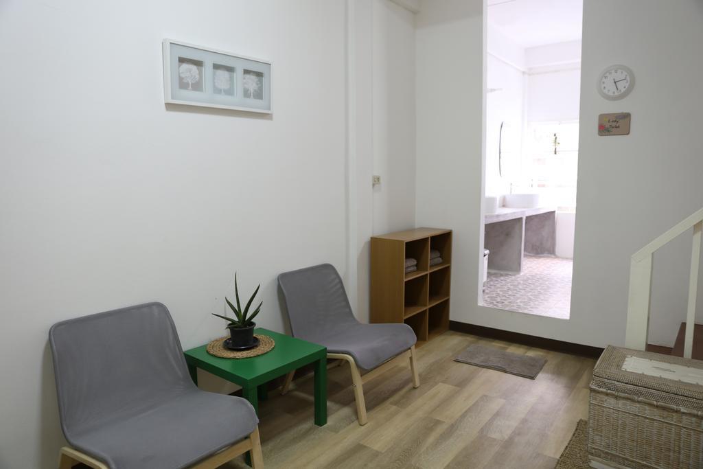 Green Home Hostel And Massage Бангкок Екстер'єр фото