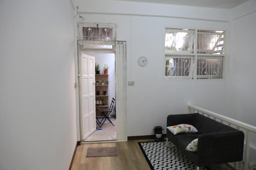 Green Home Hostel And Massage Бангкок Екстер'єр фото