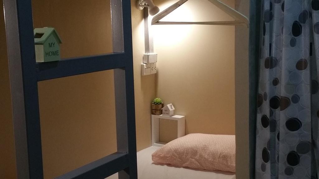 Green Home Hostel And Massage Бангкок Екстер'єр фото