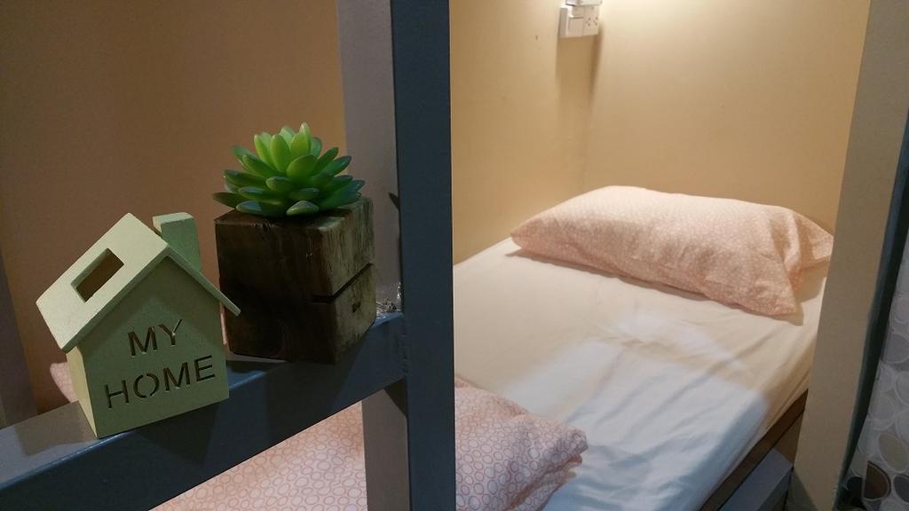 Green Home Hostel And Massage Бангкок Екстер'єр фото