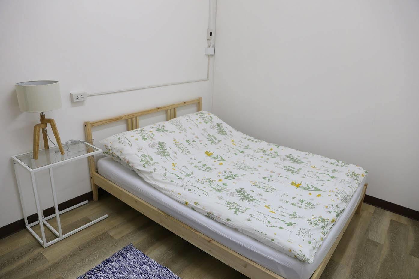 Green Home Hostel And Massage Бангкок Екстер'єр фото