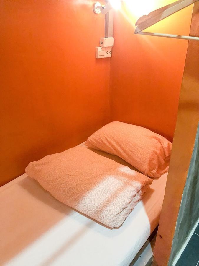 Green Home Hostel And Massage Бангкок Екстер'єр фото