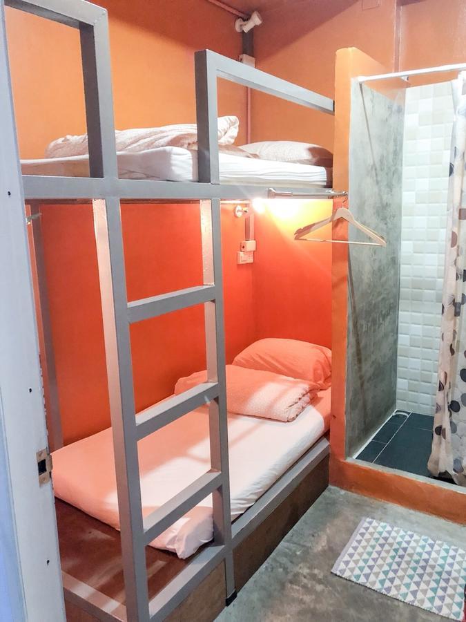 Green Home Hostel And Massage Бангкок Екстер'єр фото