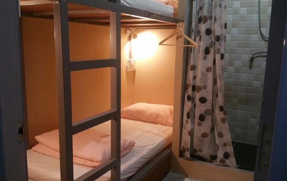 Green Home Hostel And Massage Бангкок Екстер'єр фото